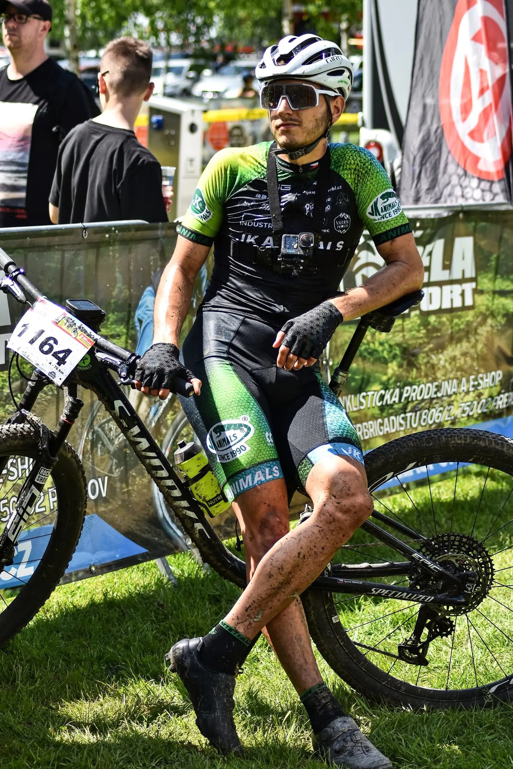 Hynek jede bomby